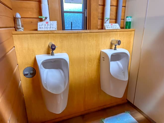 トイレは室内にあり、広くて快適です