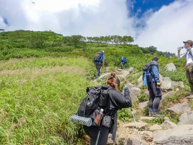 先ほど見えた偽ピークまでも果てしなく登りが続きます