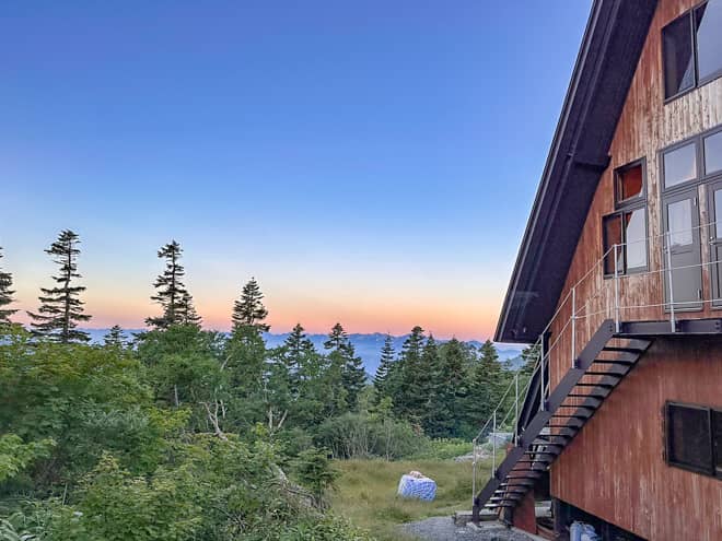 北アルプスの山々も辛うじて一望できます。