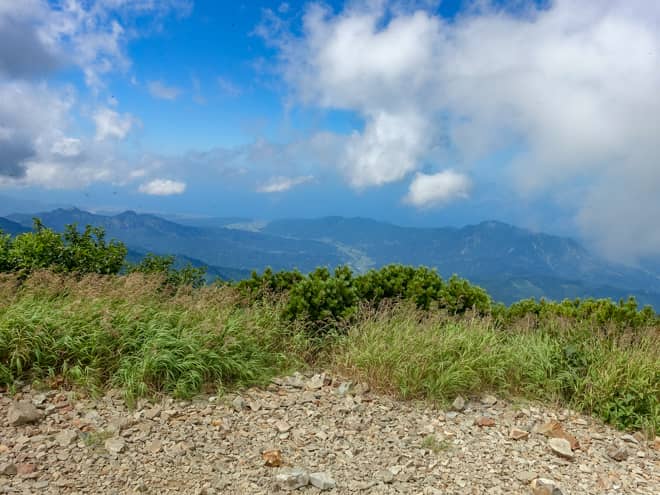 北東方向に目を向けると、妙高市の街並みと日本海を一望