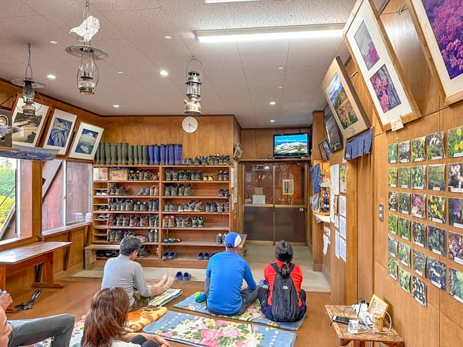 夕食後は上映スペースに生まれ変わります