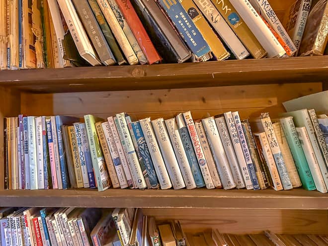 山小屋で定番の本棚もロビーの奥のほうにあります