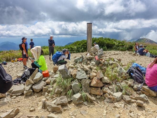 山頂は大変広く、一面は草木の無い砂礫地です