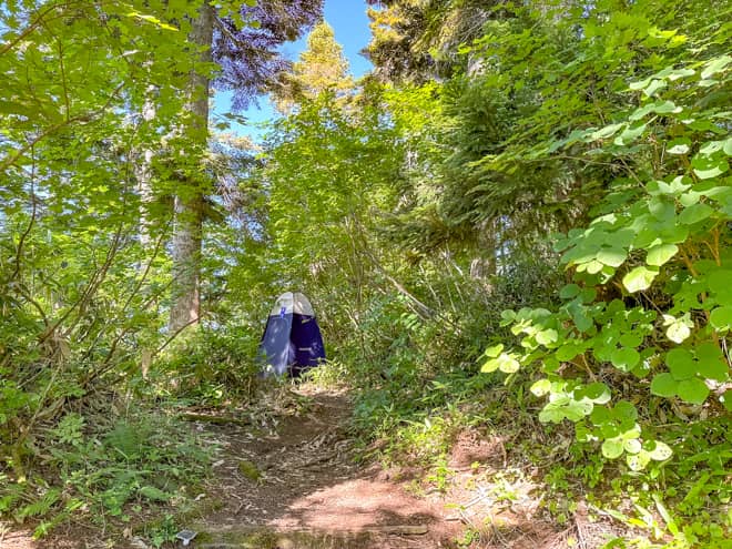 簡易トイレが見えてくると