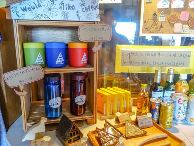 購入可能な食べ物はカップラーメンかカロリーメイト