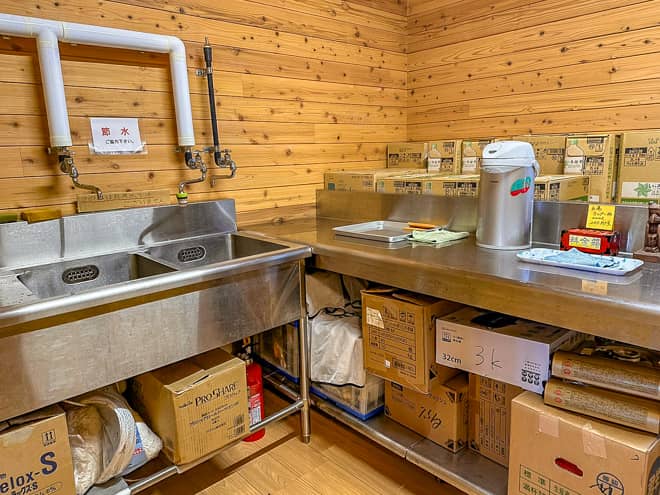 食堂の手前には炊事スペースも開放