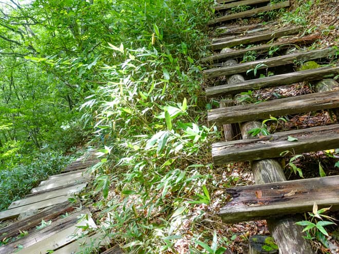 つづら折りに続く階段は