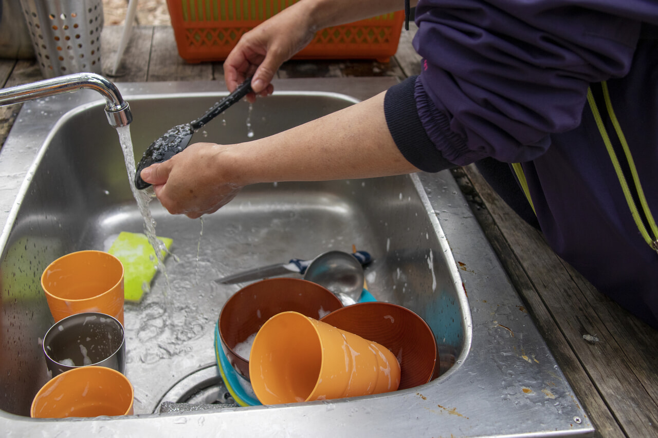 アウトドアで使った食器の片付け