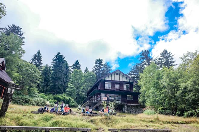 三平下には尾瀬沼山荘と尾瀬沼休憩所がある