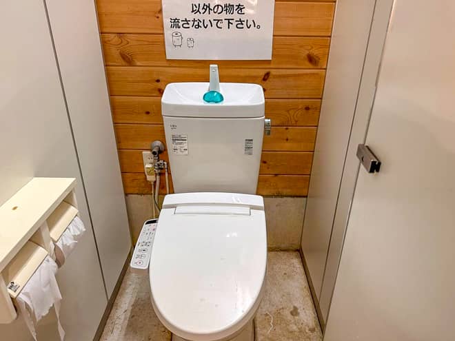 個室は大変綺麗で「天神浜オートキャンプ場」