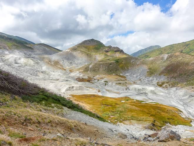 傍には地獄谷と呼ばれる絶景スポットがあります