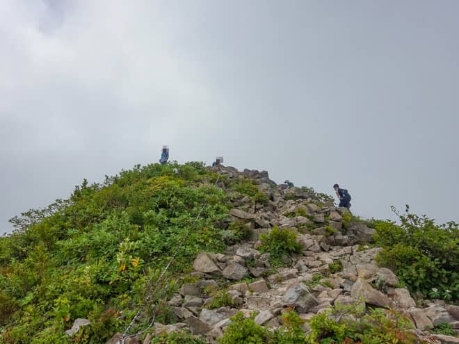 山頂が見えてきました。完全に雲に覆われて