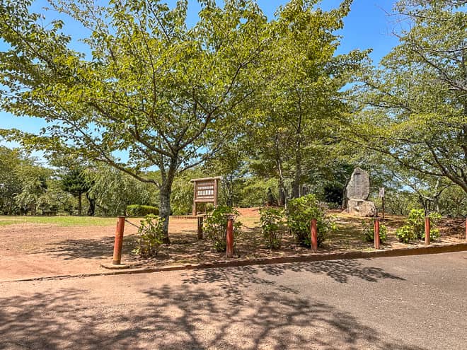 山頂は木々に囲まれ、公園のようになっていま