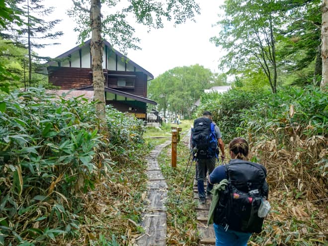木道や階段を下りていくと建物がみえてきました