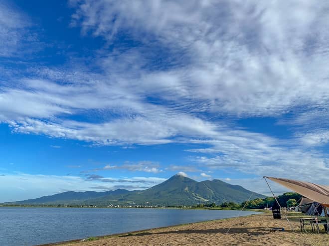 猪苗代越しに見える、ひときわ目立った