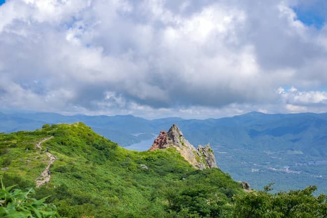 目の前には天狗岩と呼ばれる尖がった岩がみえます