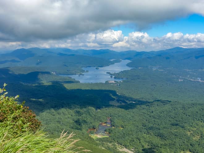 眼下には檜原湖と、手前に銅沼を望みます