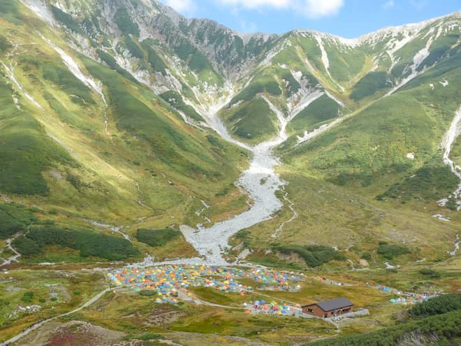 眼下には雷鳥沢キャンプ場越しに立山連峰が一望