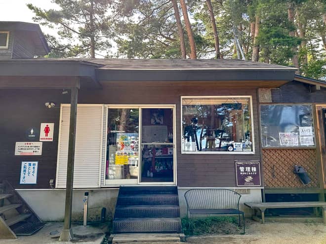 管理棟には受付