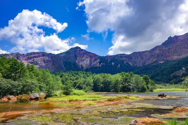 裏磐梯側にある火口湖。銅沼(あかぬま)に到着です