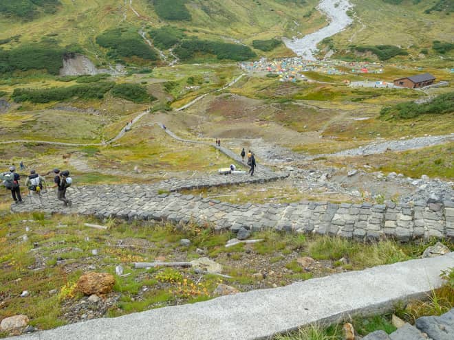 長いつづら折りの階段を下っていくと