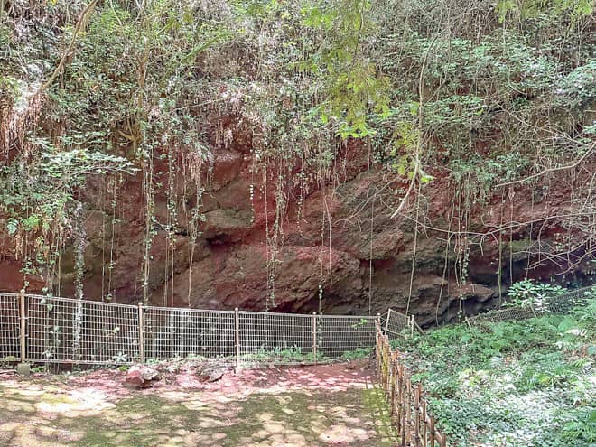 階段を降り切ると、フェンスに囲まれた真っ赤な岩