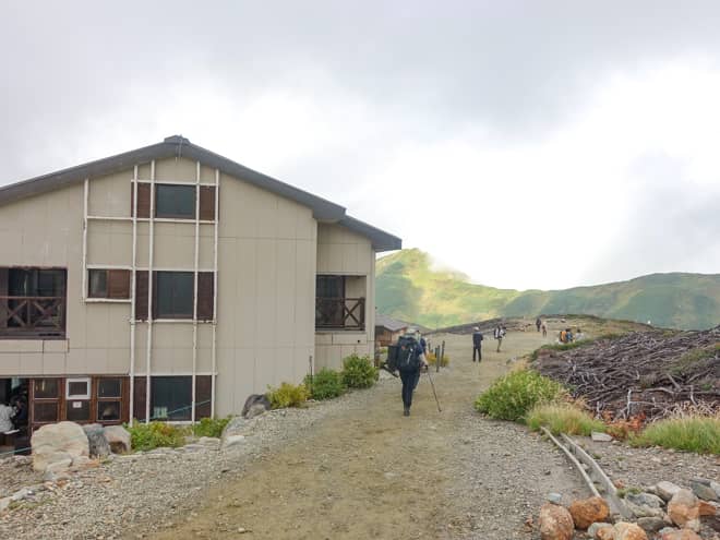 雷鳥荘が見えてきたら、雷鳥沢キャンプ場まであと少しです