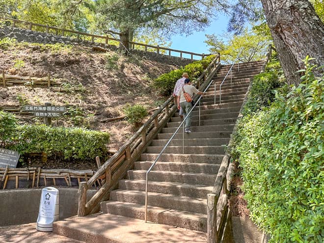 駐車場の傍にある階段を登ります