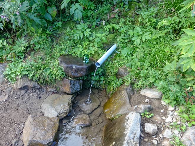 300メートル程、細い登山道を登ると