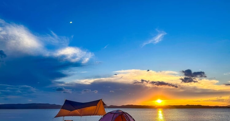 まるでビーチキャンプ「天神浜オートキャンプ場」～夕日がヤバすぎる絶景の湖畔キャンプ場