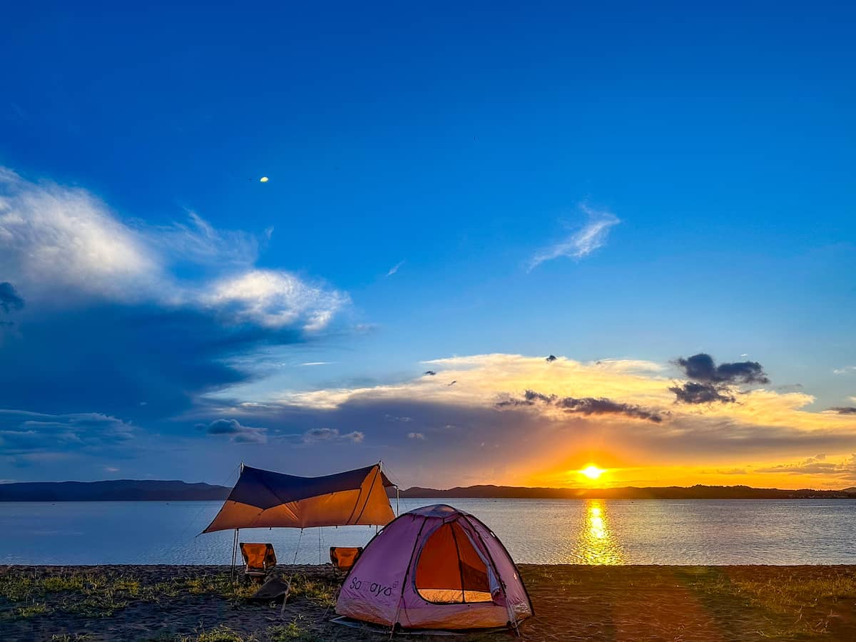 まるでビーチキャンプ「天神浜オートキャンプ場」～夕日がヤバすぎる絶景の湖畔キャンプ場