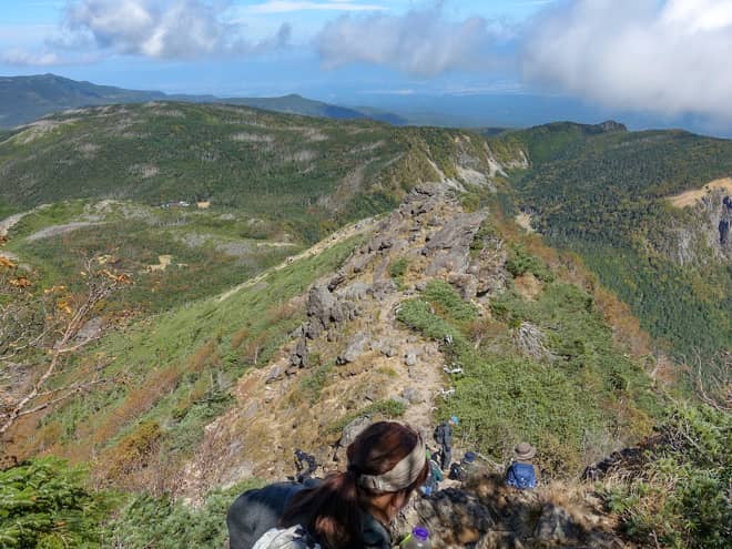 というのが、下山の道のりの大半が足場の悪い岩場続き