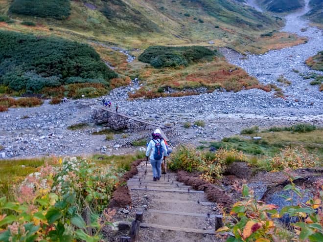 キャンプ場から称名川へ降りて橋を渡ります