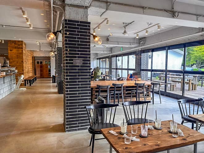 併設されたカフェは大変おしゃれで広いです