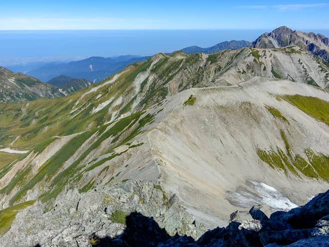 北側に目を向けると、これから歩く美しい稜線の先