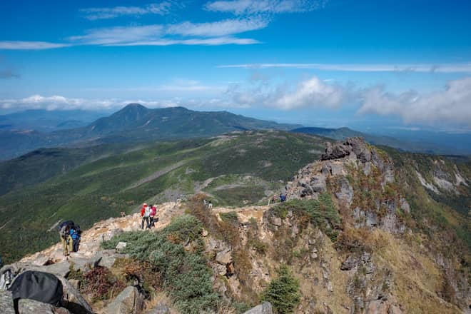 北側に目を向けると、右手の天狗岩越しに北八ヶ岳を一望できます