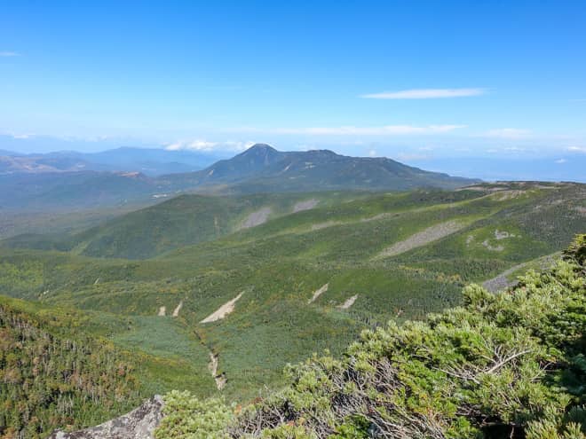 北南側に目を向けると、北八ヶ岳の山並みを一望できます