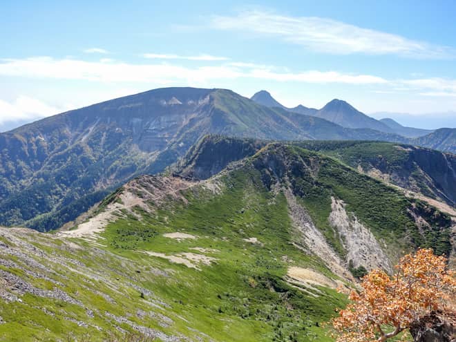 南側に目を向けると、主稜線上に南八ヶ岳の山並みを一望できます