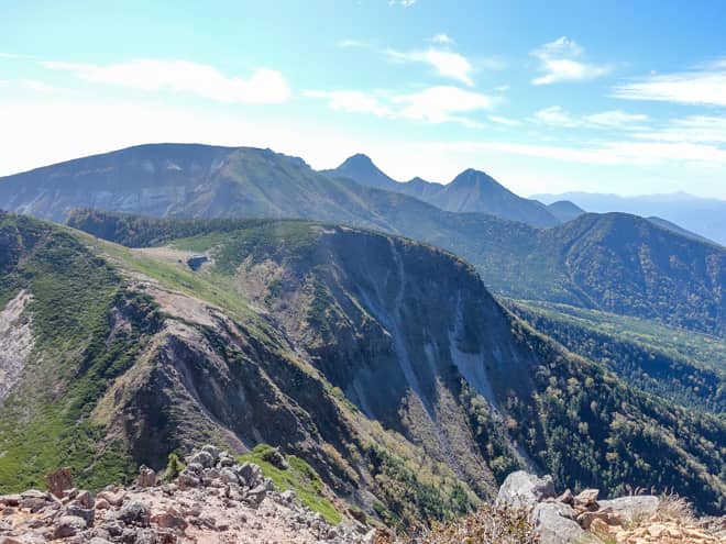 南側に目を向けると、赤岳をはじめとした南八ヶ岳の山並みを一望できます