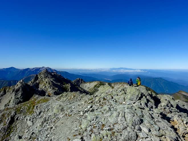 反対側に目を向けると雄山の山頂越しに