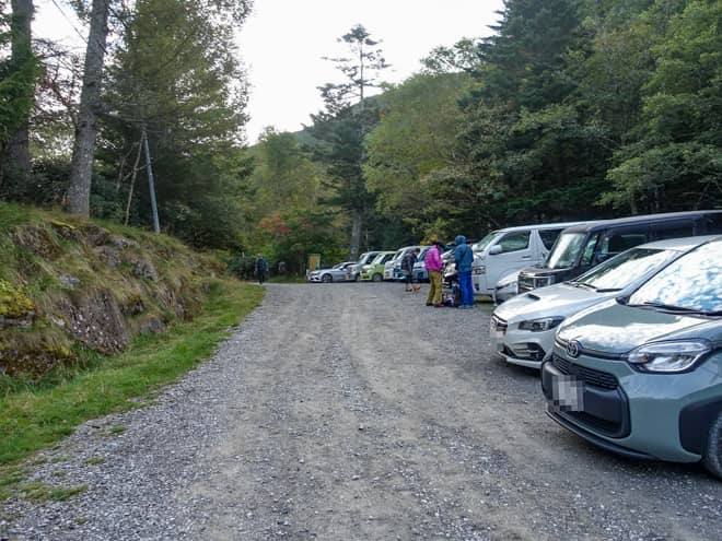 唐沢鉱泉登山口駐車場に続く林道は大変悪路にも関わらず
