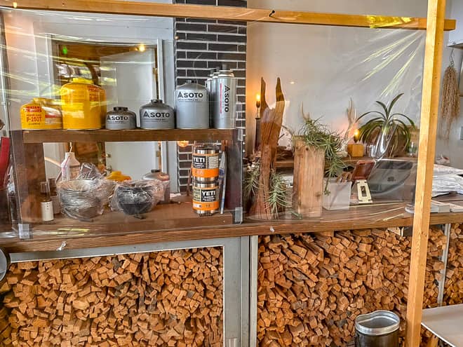 売店は薪や炭、キャンプで必要な備品は一通り揃っています