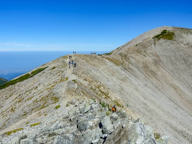 小高い丘を越えた先に分岐点があります