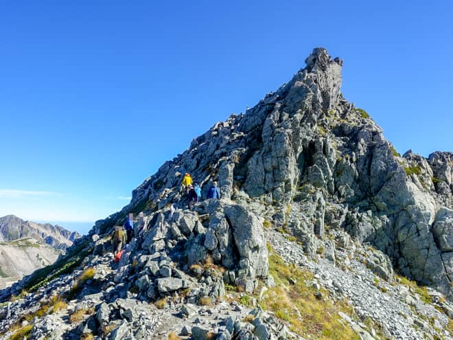 山頂まではゴツゴツの岩場をトラバース気味に登ります