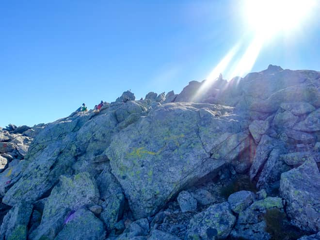 岩が壁のように立ちはだかっていますが