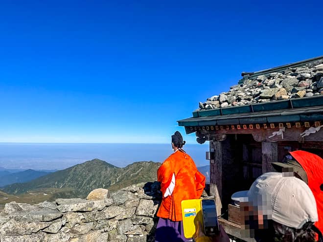 峰本社には宮司さんがいらっしゃって