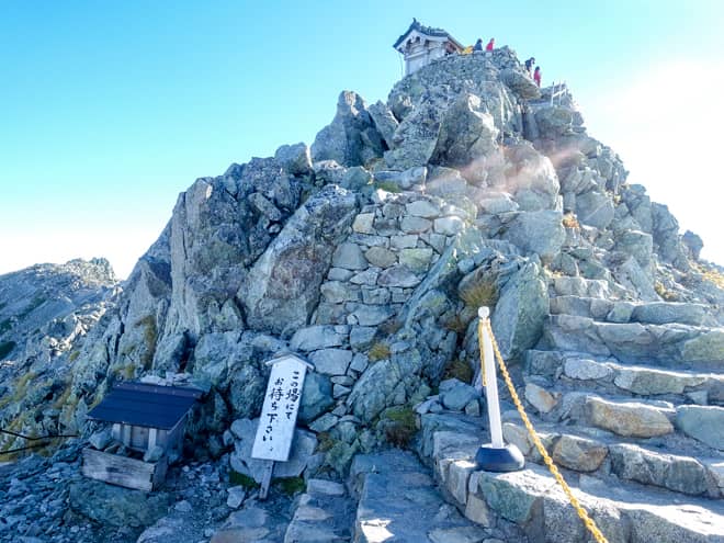 峰本社のある山頂は、写真の通り大変狭いので交代制です