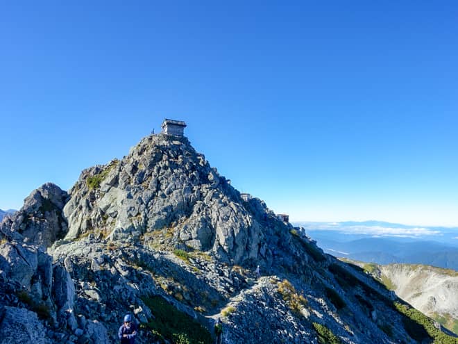 後ろを振り返ると、雄山山頂と峰本社を