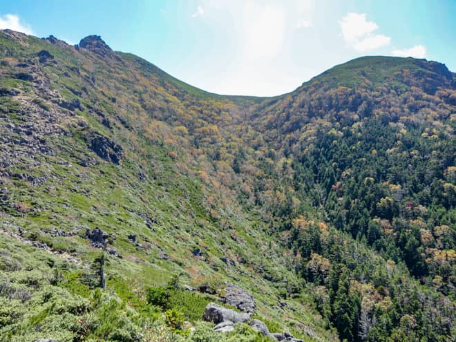 後ろを振り返ると東天狗岳と西天狗岳