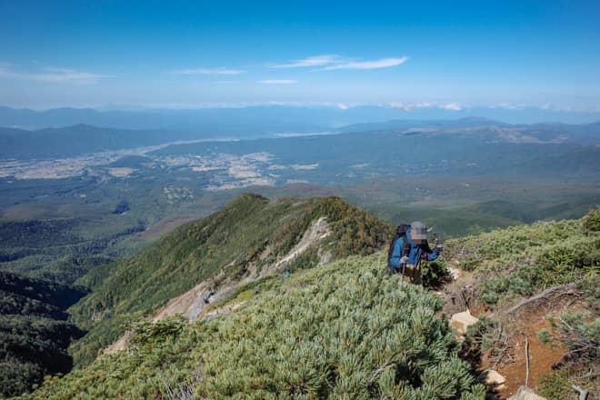 後ろを振り返ると絶景が広がるので